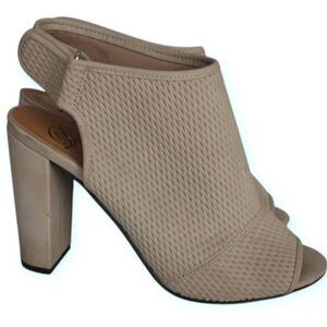 D BEIGE HEEL OPEN TOE BOOTIES SZ.7.5 GOOD USED CONDITION.